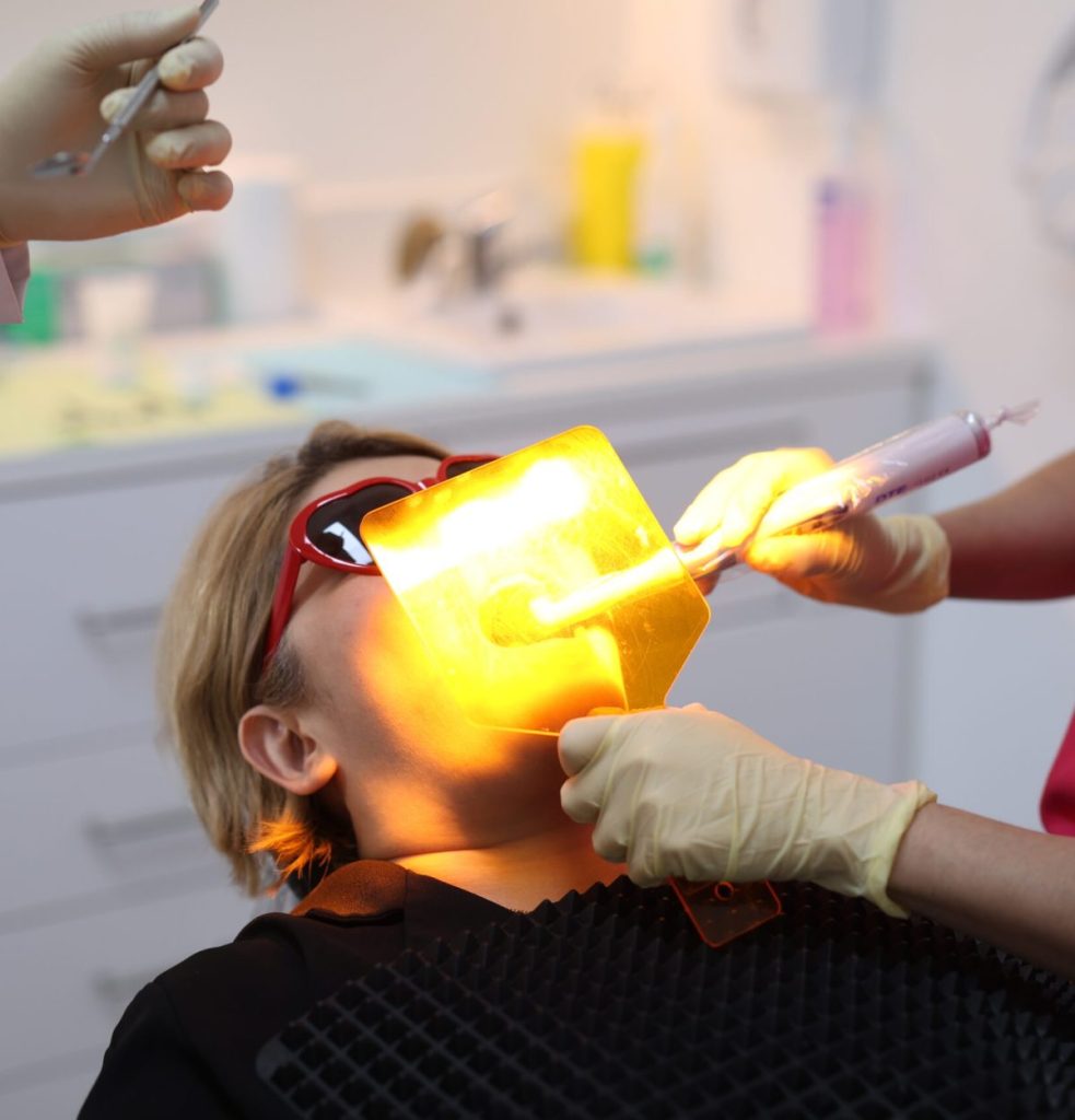 patient getting emergency dental treatment for toothache at kita dental, sydney